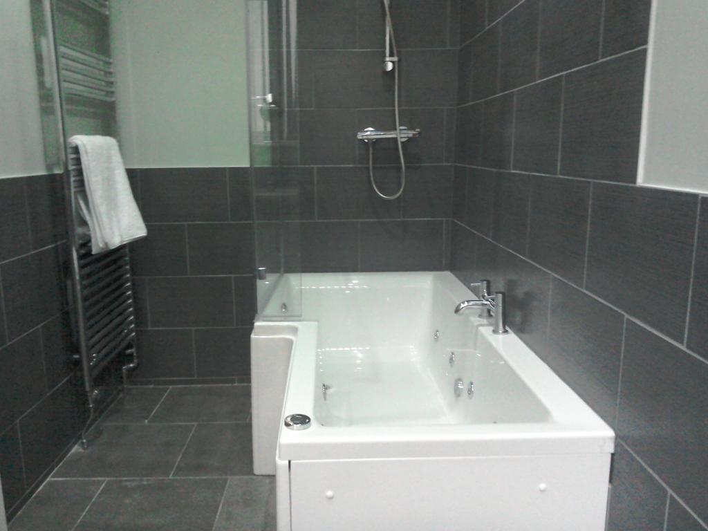 The Dorchester Serviced Apartments Кингстън ъпон Хъл Стая снимка